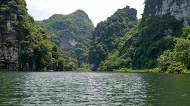  Trang An, Ninh Binh, Vietnam'daki peyzaj, nehir ve karst dağları.