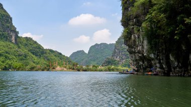 e, Trang An' daki nehir ve karst dağları, Ninh Binh, Vietnam.
