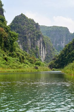 e, Trang An' daki nehir ve karst dağları, Ninh Binh, Vietnam.