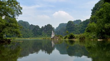  Trang An, Ninh Binh, Vietnam'daki peyzaj, nehir ve karst dağları.