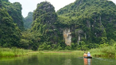 Trang An, Ninh Binh, Vietnam'da karst dağları ve nehir ile manzara.