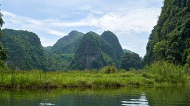 Trang An, Ninh Binh, Vietnam'da karst dağları ve nehir ile manzara.