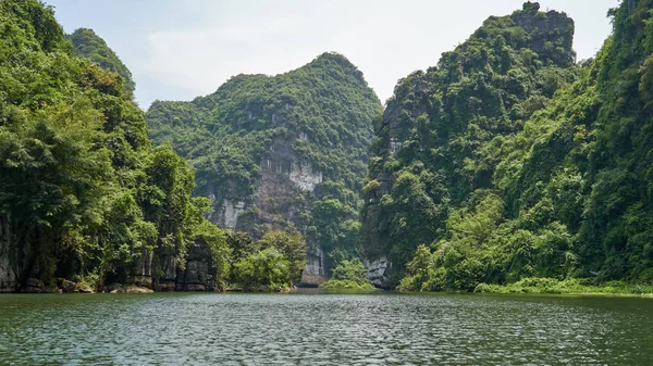 River Och Karst Mountains Trang Ninh Binh Vietnam — Stockfoto