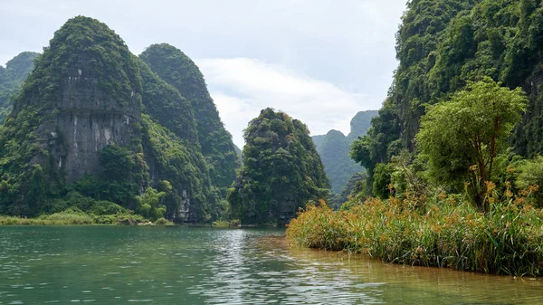 Landskap Flod Och Karstberg Trang Ninh Binh Vietnam — Stockfoto