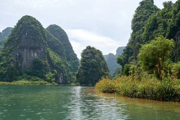 Krajobraz Rzeka Krasowe Góry Trang Ninh Binh Wietnam — Zdjęcie stockowe