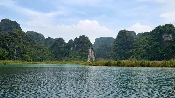 Krajobraz Krasowych Gór Rzeki Trang Ninh Binh Wietnam — Zdjęcie stockowe