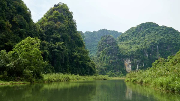 Krajobraz Krasowych Gór Rzeki Trang Ninh Binh Wietnam — Zdjęcie stockowe