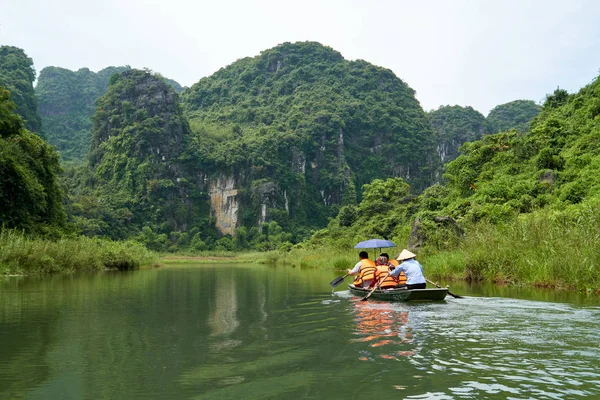Łódź Turystami Trang Ninh Binh Tam Coc Wietnam Krajobraz Krasowych — Zdjęcie stockowe