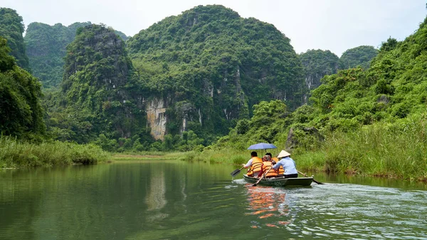 Wycieczka Statkiem Trang Ninh Binh Tam Coc Wietnam Krajobraz Krasowych — Zdjęcie stockowe