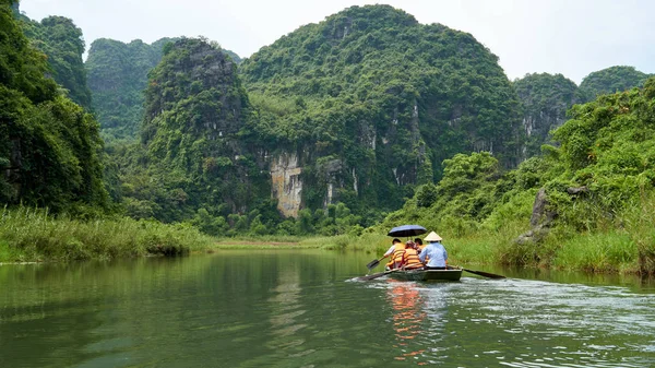 Båt Med Turister Landskap Med Karstberg Och Älv Trang Ninh — Stockfoto