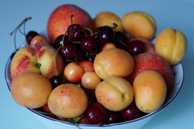 Taze meyveler ve meyveleri olan bir tabak. Tatlı kiraz, kayısı, şeftali ve nektarinler. Vitaminler ile sağlıklı gıda.      