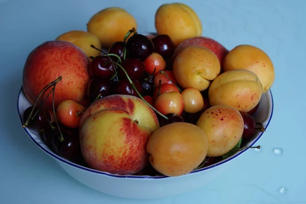 Einen Teller Mit Frischen Früchten Und Beeren Süßkirschen Aprikosen Pfirsiche — Stockfoto