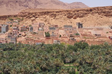 Antik bir şehir Tinghir, güzel bir yemyeşil Vaha ve palmiye korusu güneydoğu Fas, Kuzey Afrika Todra Gorge kayalık Atlas Dağları ile çevrili manzara. Eski Berber imarlı.