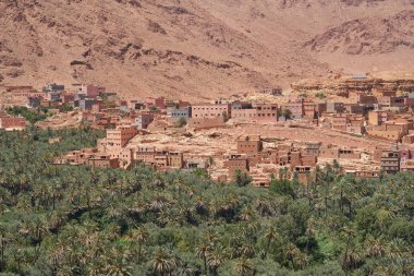 Antik bir şehir Tinghir, güzel bir yemyeşil Vaha ve palmiye korusu güneydoğu Fas, Kuzey Afrika Todra Gorge kayalık Atlas Dağları ile çevrili manzara. Eski Berber imarlı.