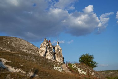 Spassky Mağaratapınağı üzerindeki bulutlar, Ortodoks Kostomarovo St. Savior Manastırı, manzara, manzara, Voronej Bölgesi, Rusya.            