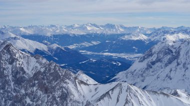 Alp dağları, Zugspitze zirvesinin tepesinden panoramik manzara, Almanya. Garmisch-Partenkirchen kasabasının güneyinde yer alır..                               
