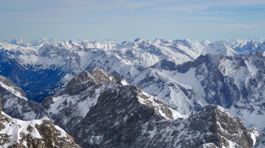 Alp dağları, Zugspitze zirvesinin tepesinden panoramik manzara, Almanya. Garmisch-Partenkirchen kasabasının güneyinde yer alır..                               