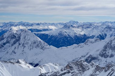Alp dağları, Zugspitze zirvesinin tepesinden panoramik manzara, Almanya. Garmisch-Partenkirchen kasabasının güneyinde yer alır..                               