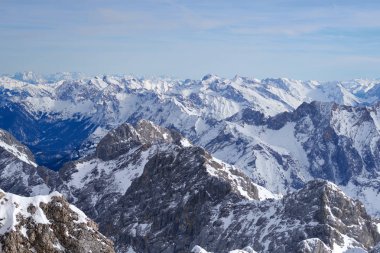 Alp dağları, Zugspitze zirvesinin tepesinden panoramik manzara, Almanya. Garmisch-Partenkirchen kasabasının güneyinde yer alır..                               