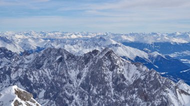 Alp dağları, Zugspitze zirvesinin tepesinden panoramik manzara, Almanya. Garmisch-Partenkirchen kasabasının güneyinde yer alır..                               