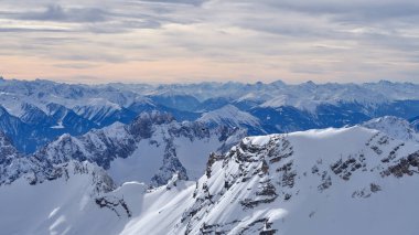 Alp dağları, Zugspitze zirvesinin tepesinden panoramik manzara, Almanya. Garmisch-Partenkirchen kasabasının güneyinde yer alır..                               