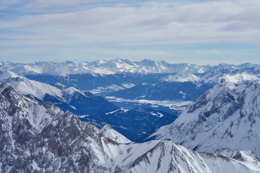 Alp dağları, Zugspitze zirvesinin tepesinden panoramik manzara, Almanya. Garmisch-Partenkirchen kasabasının güneyinde yer alır..                               