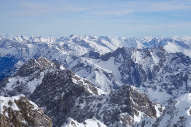 Alp dağları, Zugspitze zirvesinin tepesinden panoramik manzara, Almanya. Garmisch-Partenkirchen kasabasının güneyinde yer alır..                               