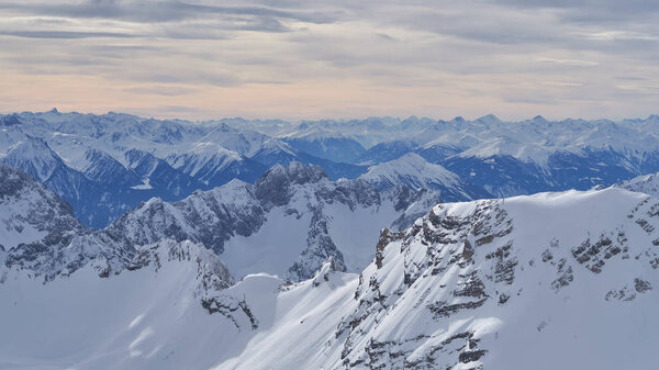 Альпийские горы, панорамный вид с вершины вершины вершины Мбаппе, Германия. Расположен к югу от города Гармиш-Партенкирхен
.                               