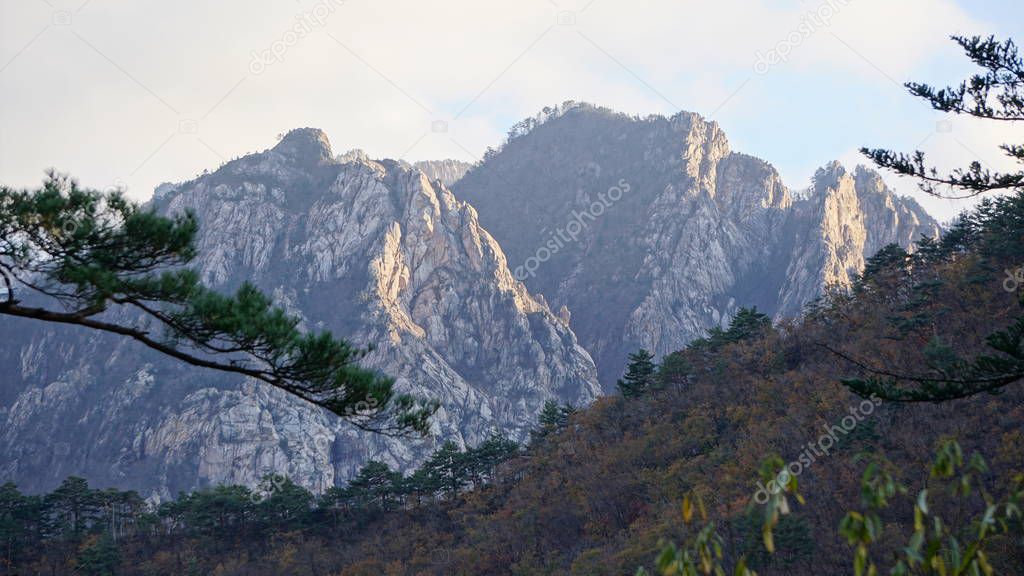 Mountains in Seoraksan National Park, Taebaek mountain range, Gangwon Province, eastern South Korea. It is located near the city of Sokcho.              