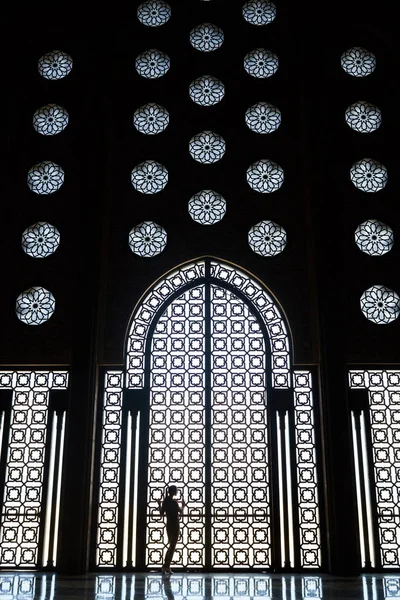 Silhueta Mulher Janela Com Ornamentos Mesquita Hassan Casablanca Marrocos — Fotografia de Stock