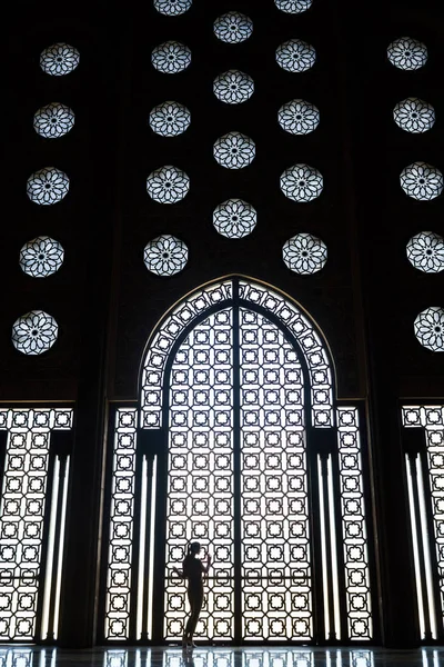Silhueta Feminina Janela Com Ornamentos Mesquita Hassan Casablanca Marrocos — Fotografia de Stock