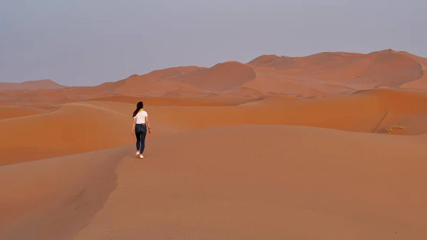 黑头发女旅行者在撒哈拉沙漠散步 在摩洛哥度假 — 图库照片