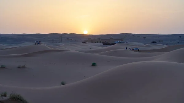 Gruppi Turisti Incontrano Tramonto Sulle Dune Sabbia Nel Deserto Del — Foto Stock