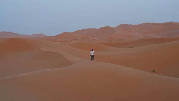 Traveler Walks Sahara Desert Ηλιοβασίλεμα Διακοπές Στο Μαρόκο — Φωτογραφία Αρχείου