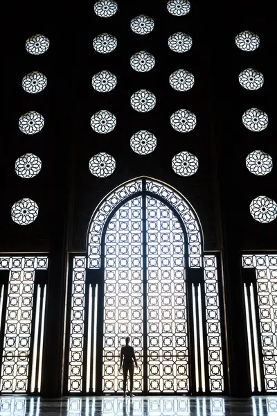 Silueta Turística Femenina Ventana Con Adornos Mezquita Hassan Casablanca Marruecos — Foto de Stock