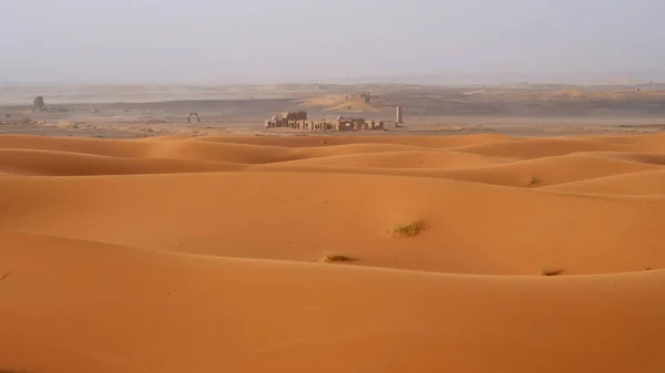 Rovine Abbandonate Nel Deserto Del Sahara Paesaggio Con Bellissime Dune — Foto Stock