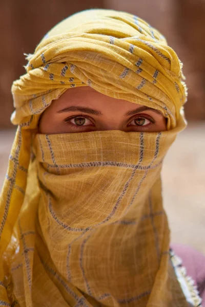 Portret Van Vrouwelijke Toerist Met Een Gebonden Gele Berber Tagelmust — Stockfoto