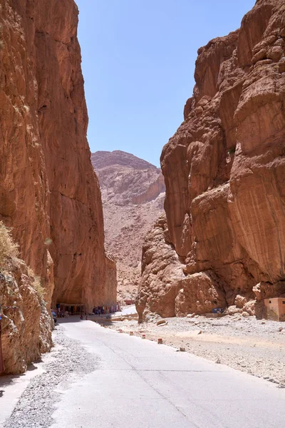 摩洛哥阿特拉斯山区穿过Todra峡谷的公路 — 图库照片