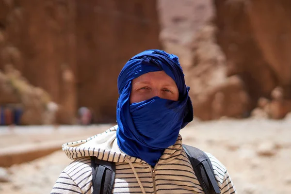 Portret Podróżnik Wiązanym Niebieskim Berberberyjskim Szalikiem Góry Atlas Maroko Zdjęcia Stockowe bez tantiem
