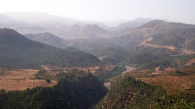 Atlas Dağları, Maghreb 'de bir dağ silsilesidir. Fas, Cezayir ve Tunus 'a kadar uzanıyor..