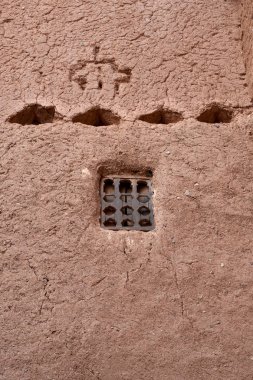 Geleneksel bir kil evde kafes penceresi, Merzouga, Fas.