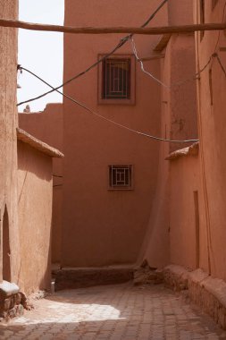 Ourrzazate, Fas 'ta kil binalı eski bir cadde..   