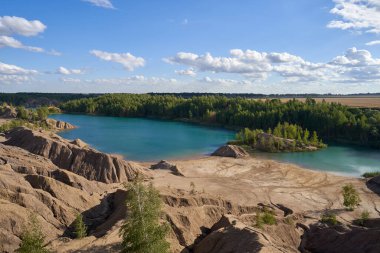 Rusya 'nın Tula Bölgesi' ndeki Konduki köyüne yakın Romantsevskiye dağları, kayalar ve göllerle güzel bir manzara..