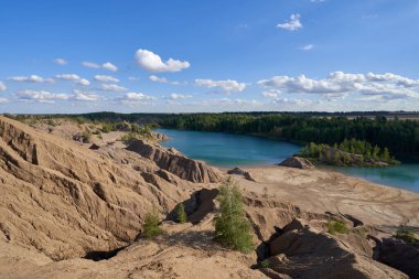 Rusya 'nın Tula Bölgesi' ndeki Konduki köyüne yakın Romantsevskiye dağları, kayalar ve göllerle güzel bir manzara..
