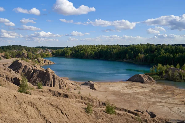 Rusya 'nın Tula Bölgesi' ndeki Konduki köyüne yakın Romantsevskiye dağları, kayalar ve göllerle güzel bir manzara..
