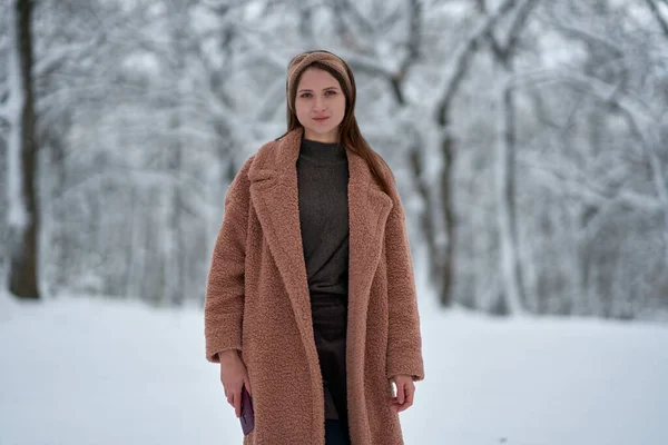 Porträt Einer Schönen Frau Beigen Mantel Winterwald — Stockfoto