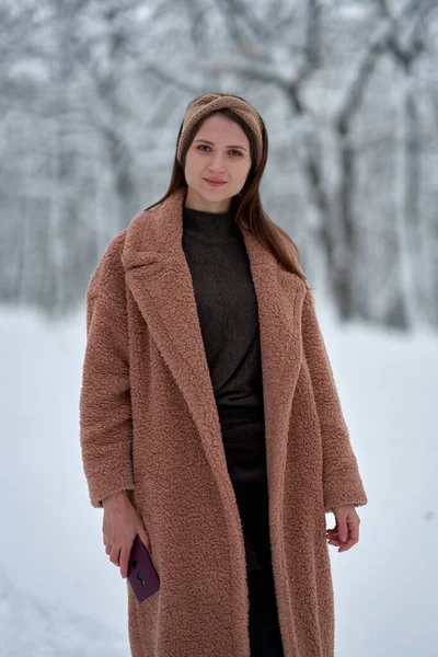 Портрет Красивой Женщины Бежевом Пальто Зимнем Лесу — стоковое фото
