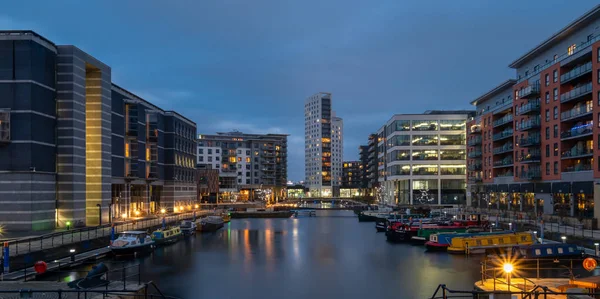 Leeds, İngiltere - Ocak 5 h, 2019: görünüm, Leeds Dock, (Clarence Dock) ile aydınlandı binalar alacakaranlıkta. Ayrıca Royal silah Müzesi gösterilen