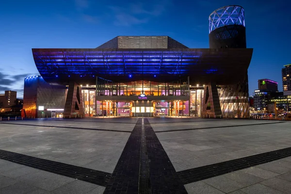 Manchester, İngiltere - 26 Ocak 2018. Salford Quays, Manchester. Alacakaranlıkta Lowry tiyatro görünümünü.