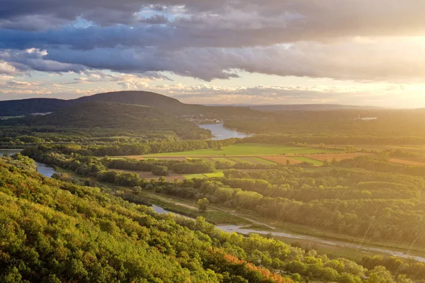 Bulutlu, yağmurlu ve güneşli yaz günü düşük Avusturya, alanları ormanlar ve Tuna Nehri